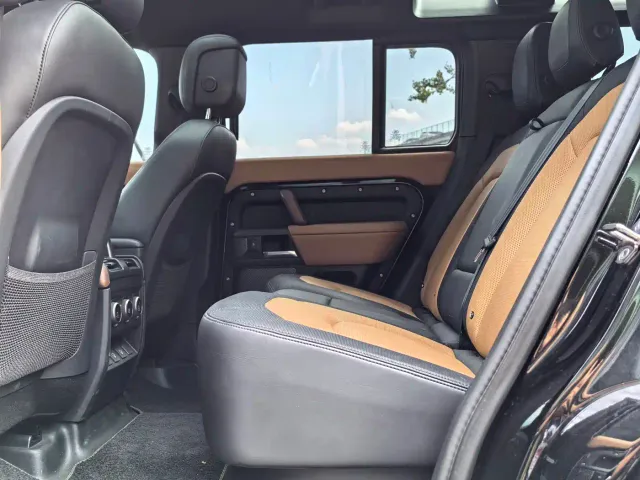 Land Rover Defender — Фото автомобиля 10