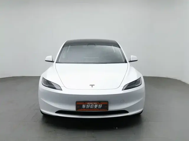 Tesla Model 3 — Фото автомобиля 3