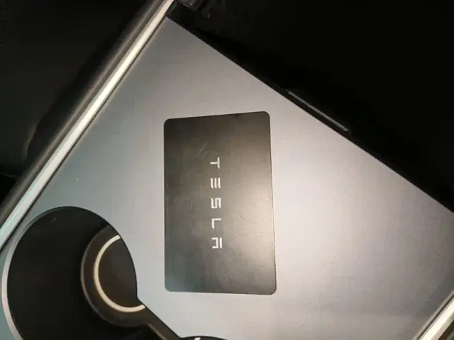 Tesla Model Y — Фото автомобиля 8