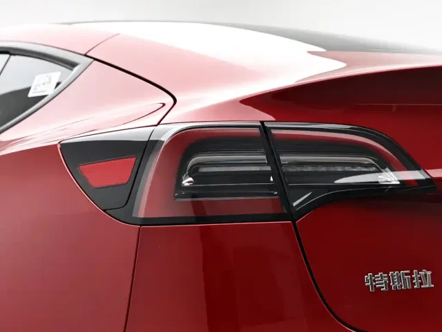 Tesla Model 3 — Фото автомобиля 7