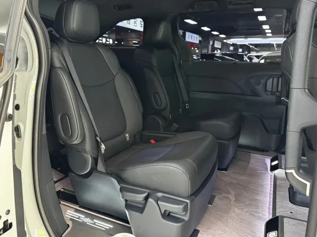 Toyota Sienna — Фото автомобиля 17