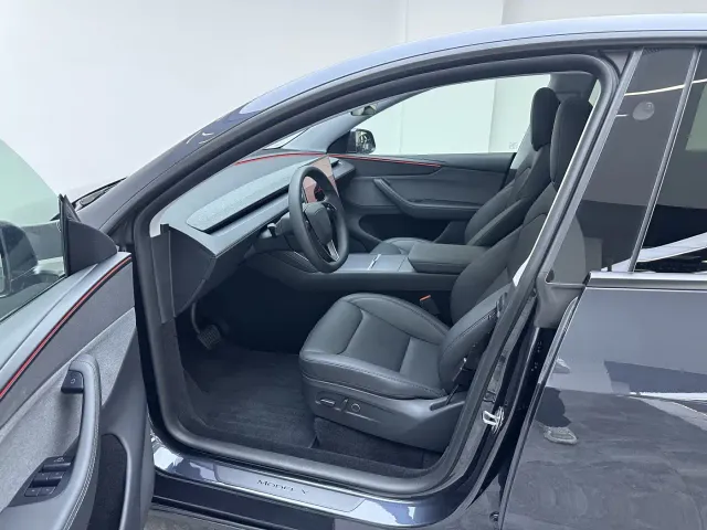Tesla Model Y — Фото автомобиля 17
