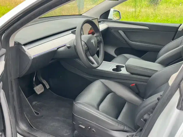 Tesla Model Y — Фото автомобиля 4