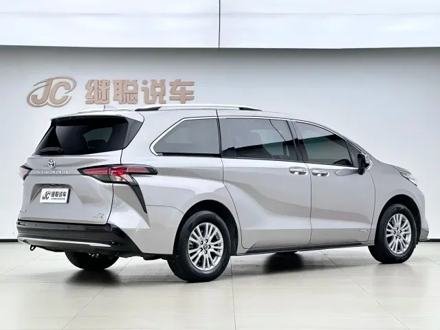 Toyota Sienna — Фото автомобиля 4