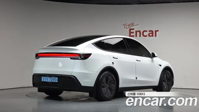 Tesla Model Y — Фото автомобиля 2