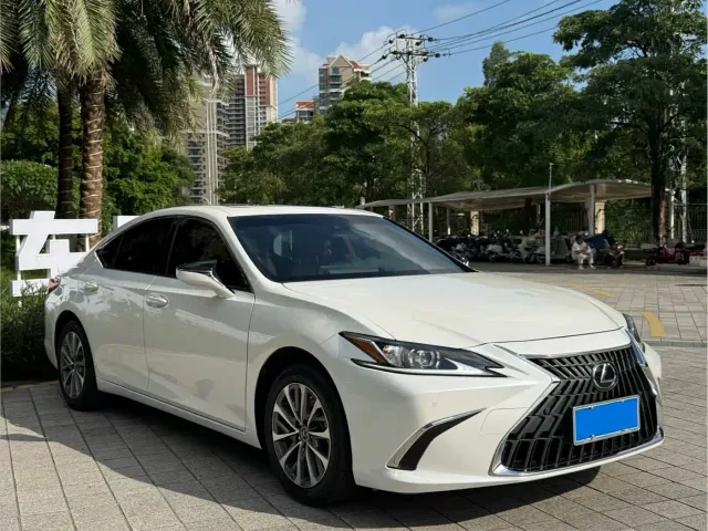 Lexus ES — Фото автомобиля 3