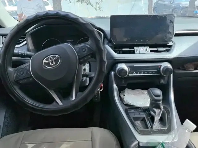 Toyota RAV4 — Фото автомобиля 12