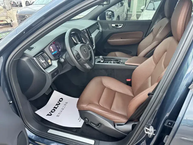 Volvo XC60 — Фото автомобиля 4