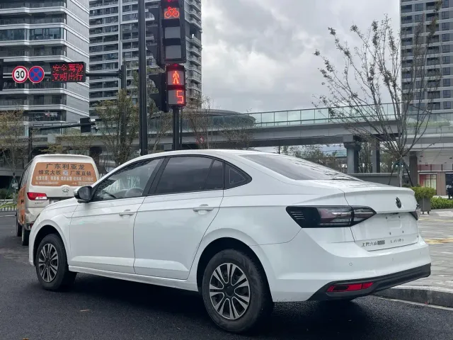 Volkswagen Lavida — Фото автомобиля 4