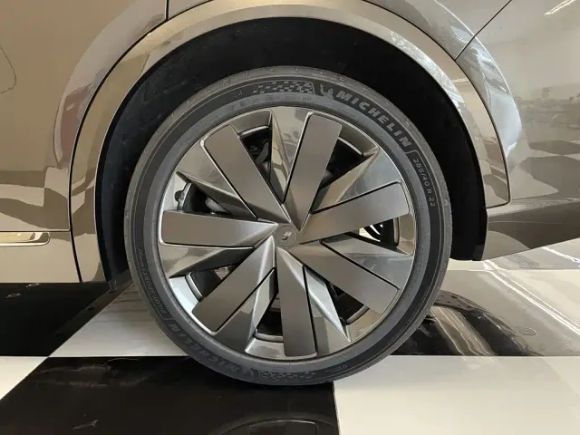 Li Auto Li Xiang L9 2026 Base Model — Фото автомобиля 11