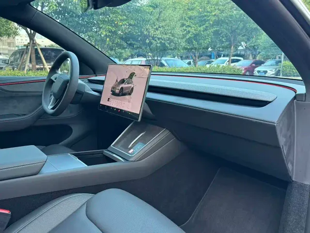 Tesla Model Y L — Фото автомобиля 12