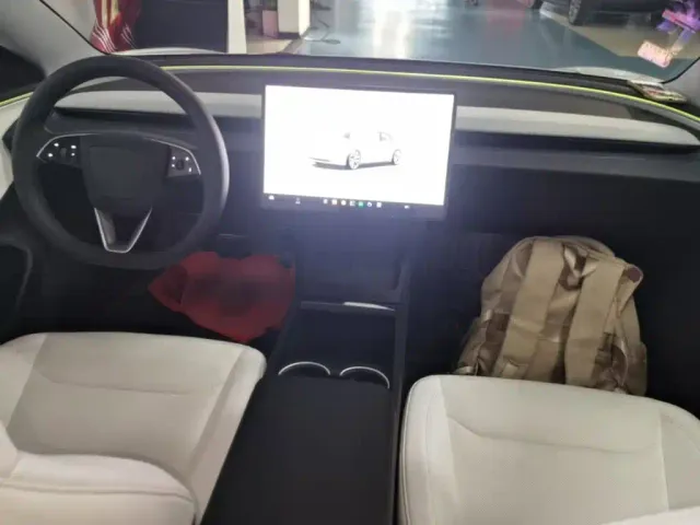 Tesla Model 3 — Фото автомобиля 9