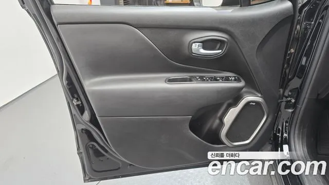 Jeep Renegade — Фото автомобиля 23