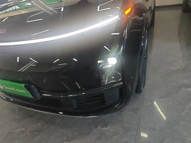 Li Auto L8 — Фото автомобиля 23
