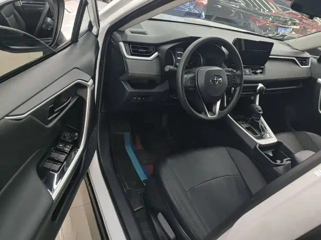 Toyota RAV4 — Фото автомобиля 15