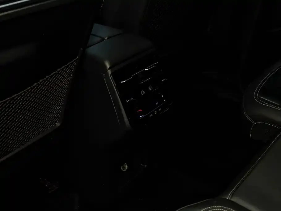 Audi Audi Q6 2024 40 TFSI quattro Cloud View Yulin Package 7-seater — Фото автомобиля 11