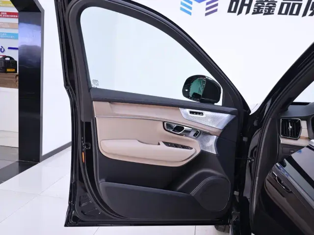 Volvo XC90 — Фото автомобиля 18