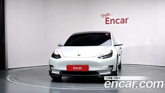 Tesla Model 3 — Фото автомобиля 3