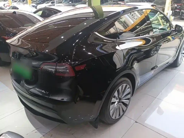 Tesla Model Y — Фото автомобиля 6