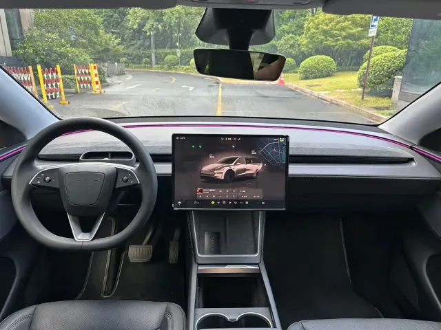 Tesla Model Y — Фото автомобиля 11