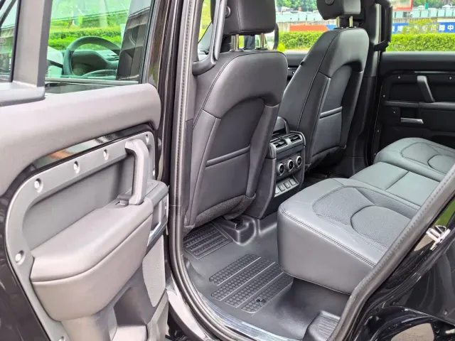 Land Rover Defender — Фото автомобиля 12