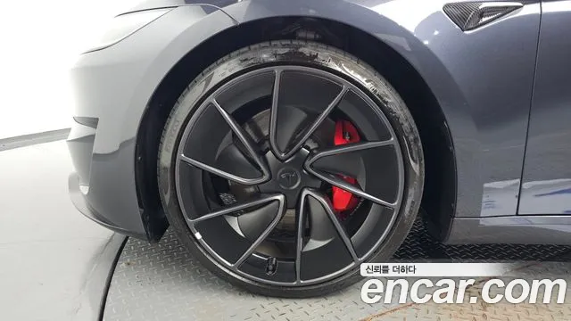 Tesla Model 3 — Фото автомобиля 4