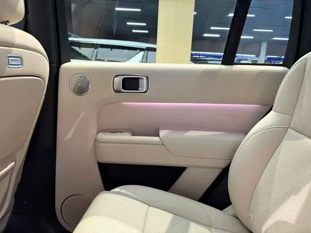 Li Auto L8 — Фото автомобиля 17