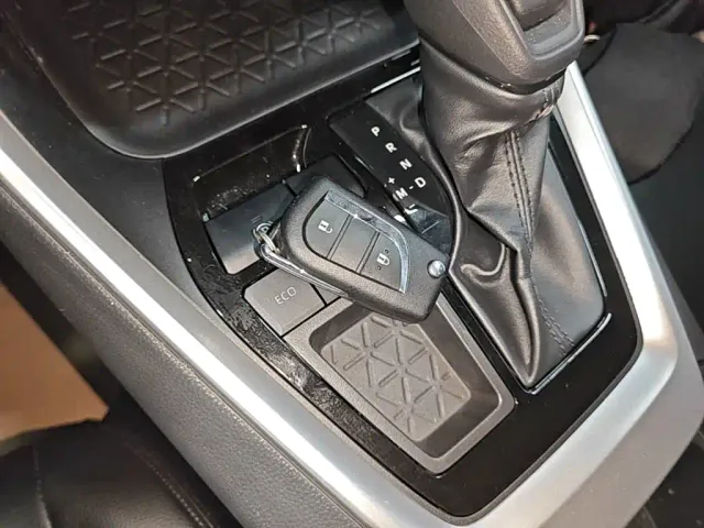 Toyota RAV4 — Фото автомобиля 8