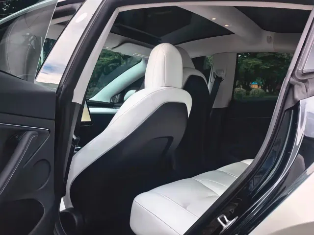Tesla Model 3 — Фото автомобиля 10