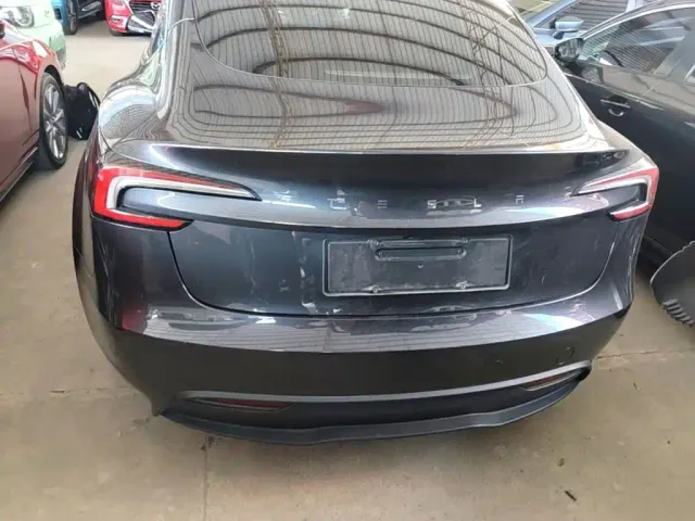 Tesla Model 3 — Фото автомобиля 5