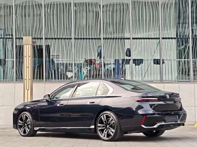 BMW i7 — Фото автомобиля 9