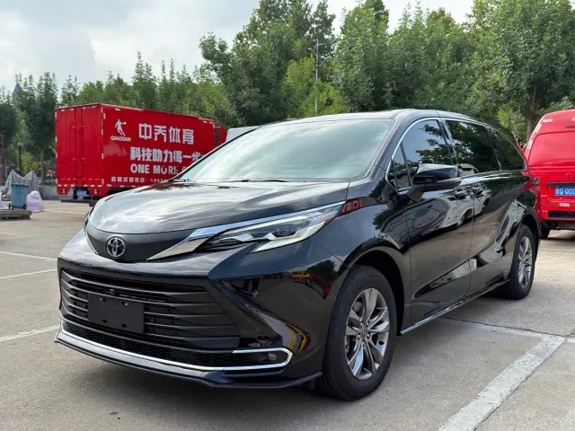 Toyota Sienna — Фото автомобиля 2
