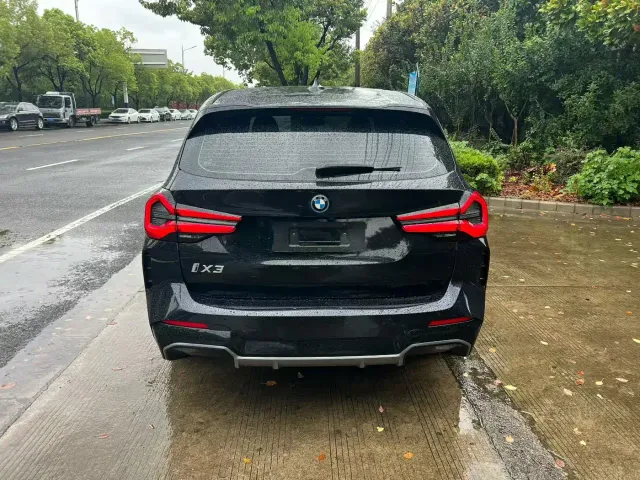 BMW iX3 — Фото автомобиля 3