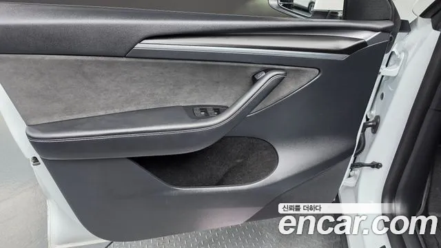 Tesla Model Y — Фото автомобиля 23