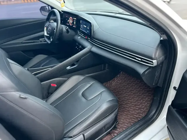 Hyundai Elantra 2022 1.5L CVT LUX Premium Edition — Фото автомобиля 18