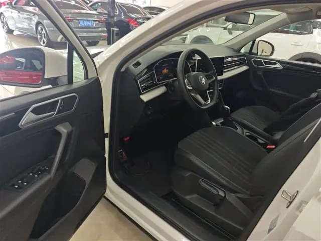 Volkswagen Tiguan L — Фото автомобиля 15