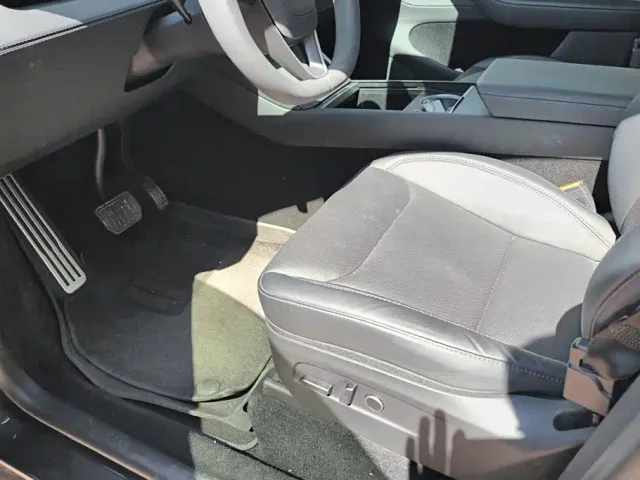 Tesla Model Y — Фото автомобиля 9