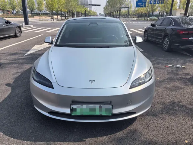 Tesla Model 3 — Фото автомобиля 2