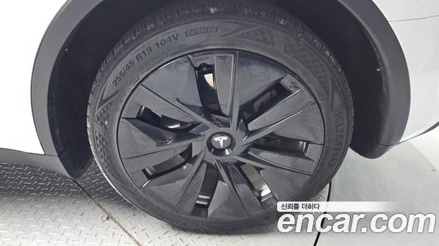 Tesla Model Y — Фото автомобиля 5