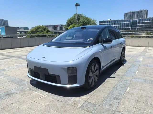 Li Auto i8 — Фото автомобиля 4
