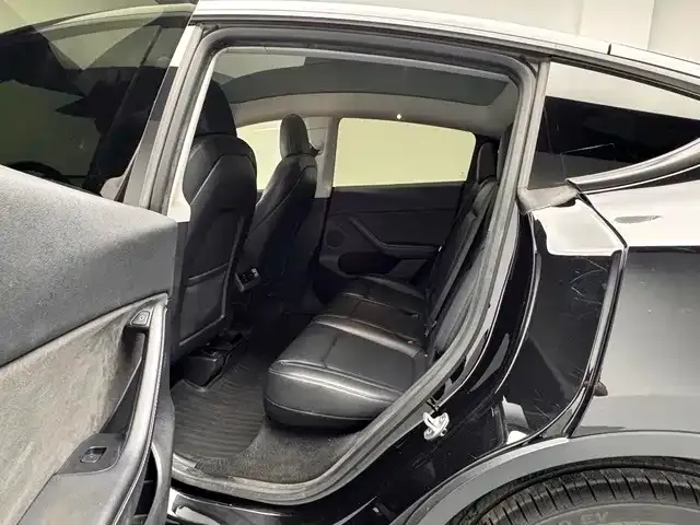 Tesla Model Y — Фото автомобиля 14