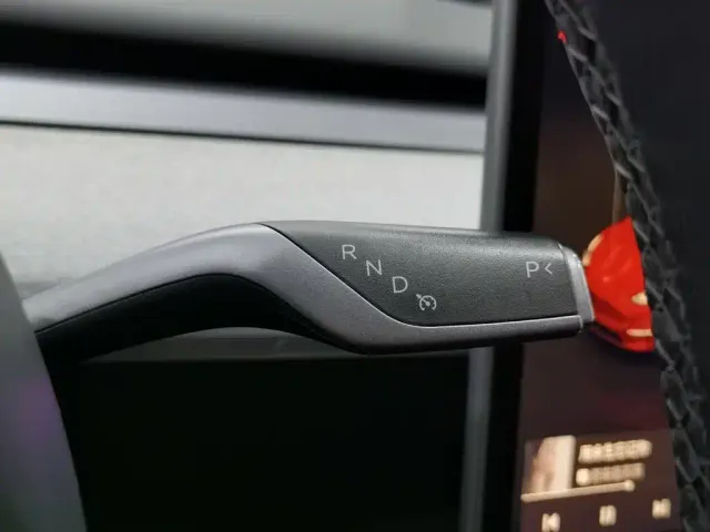 Tesla Model Y — Фото автомобиля 13