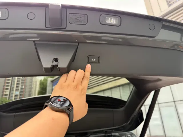 Volvo XC70 Plug-in Hybrid — Фото автомобиля 12
