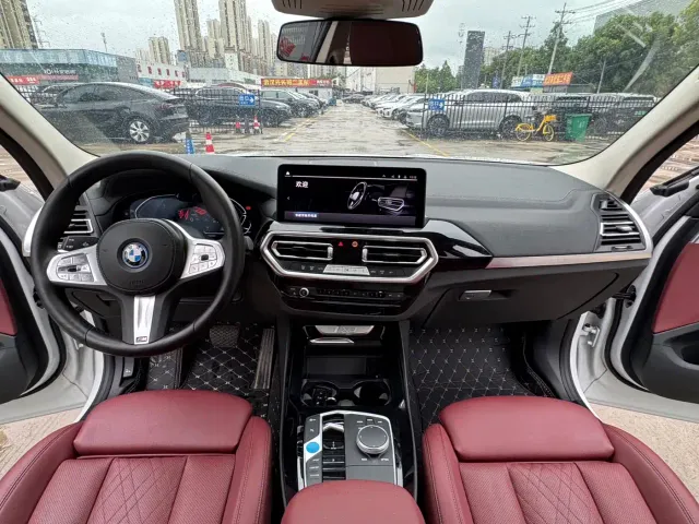 BMW iX3 — Фото автомобиля 6