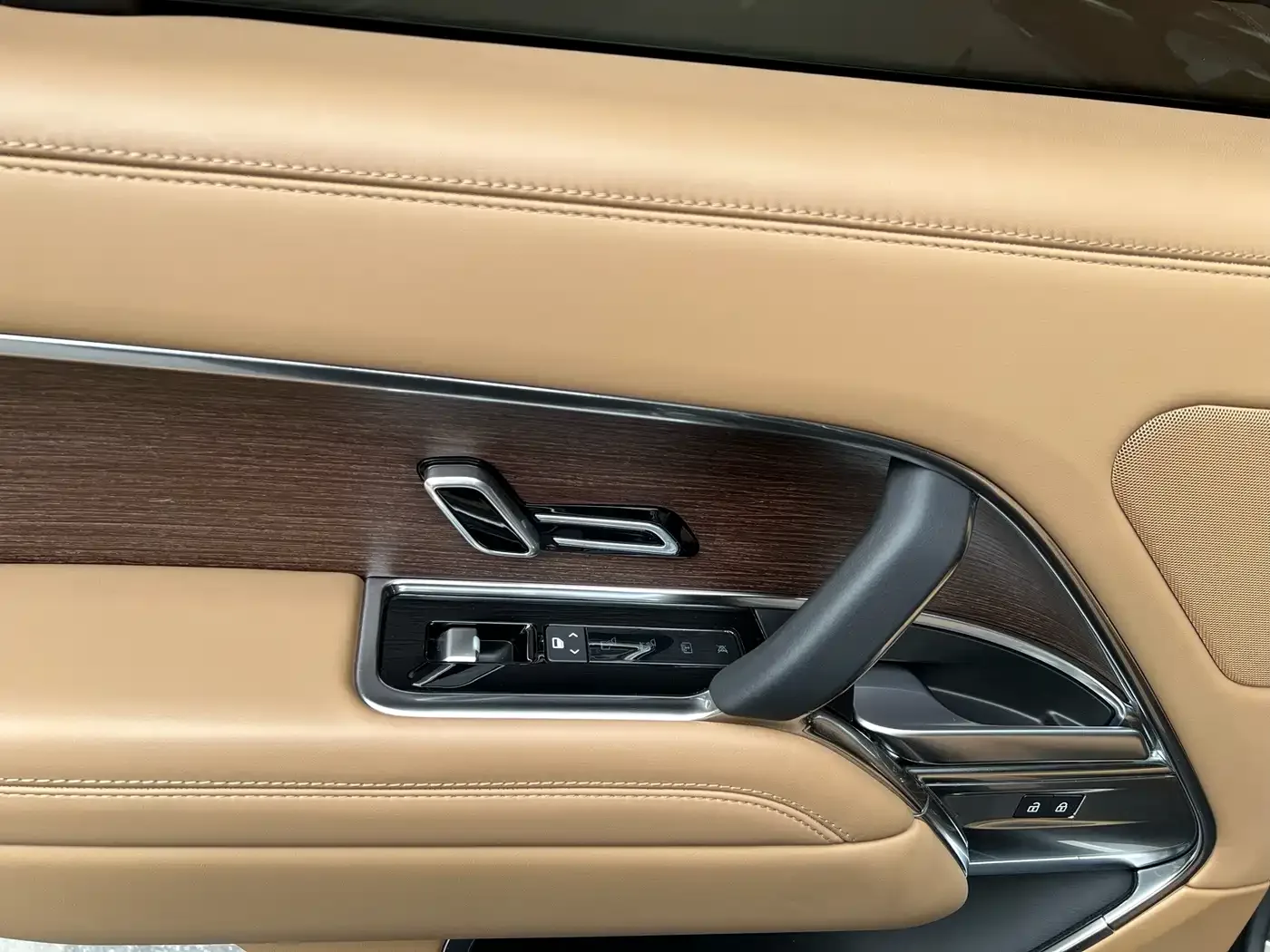 Land Rover Range Rover 2023 3.0 L6 360PS Golden Age Edition — Фото автомобиля 22