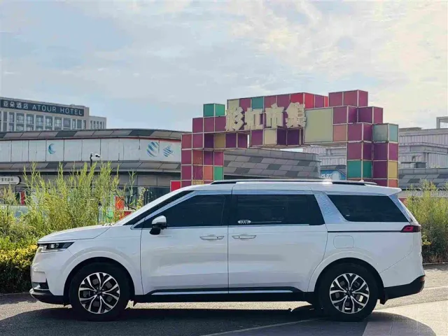 Kia Carnival — Фото автомобиля 3