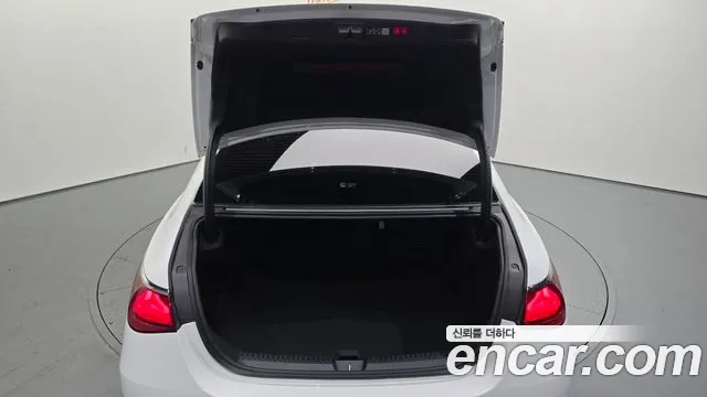Mercedes-Benz E-Class — Фото автомобиля 20