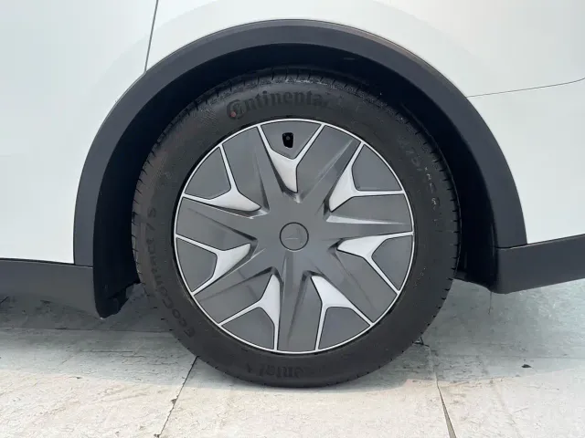 Tesla Model Y L — Фото автомобиля 6