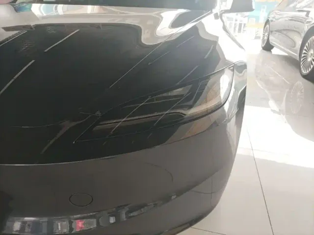 Tesla Model 3 — Фото автомобиля 23