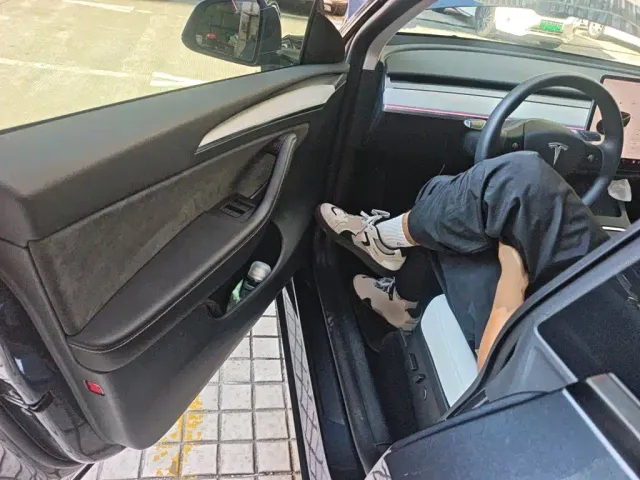 Tesla Model Y — Фото автомобиля 17